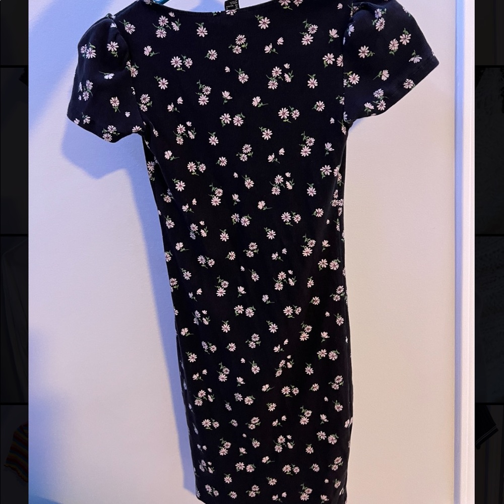 I’m selling a forever 21 black dress with flowers, in a size S